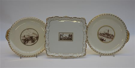 Lotto composto da tre vassoietti in porcellana decorati a paesaggi monocromi,...