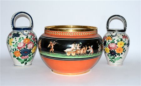 Lotto composto da due versatoi e un vaso portafiori decorato a putti (difetti)