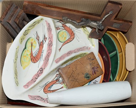 Cartone contenente numerosi oggetti in materiali diversi