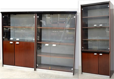 Lotto di due mobili libreria con sportelli in vetro (cm 90x 210x44 e...