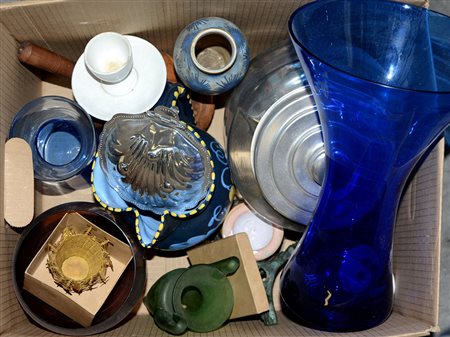 Cartone contenente numerosi oggetti in materiali diversi