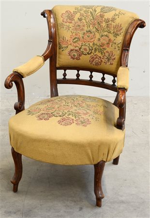 Poltroncina in noce con schienale e braccioli sagomati. Sec. XIX