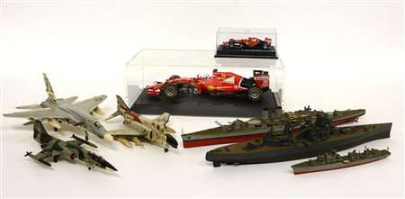 Lotto di due cartoni contenenti numerosi modellini di navi, aerei e due auto...