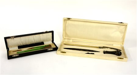 Lotto composto da due set da scrivania in argento e materiali diversi in...