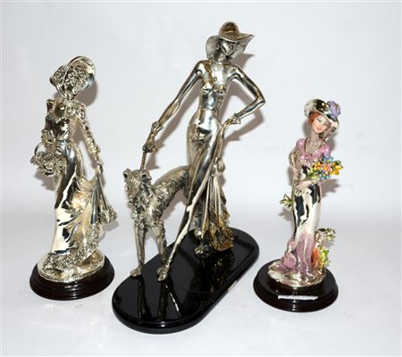 Lotto di tre sculture raffiguranti figure femminili (h max cm 45) (lievi...