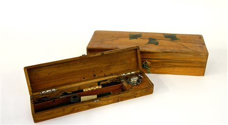 Lotto composto da due scatole in legno, una contenente calamaio (difetti)