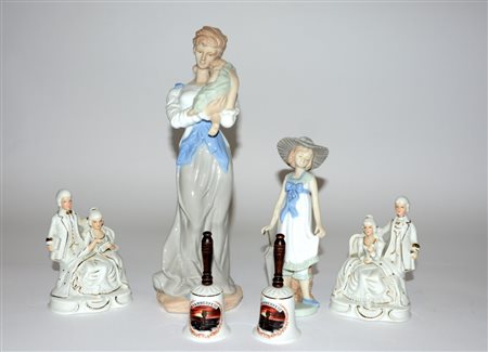 Lotto composto da quattro sculture in ceramica e due campanelli, di fatture e...