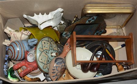 Cartone contenente numerosi oggetti di diversa epoca ed uso