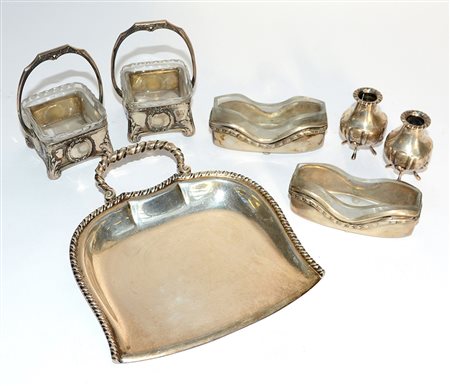 Lotto composto da due coppie di salierine con vaschette in vetro, due vasetti...