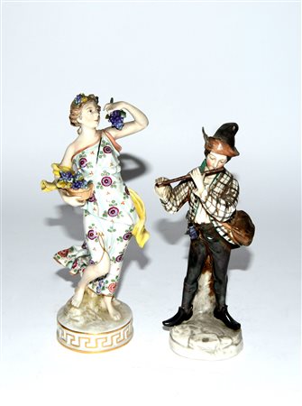 Lotto composto da due figure in porcellana raffiguranti baccante e suonatori...