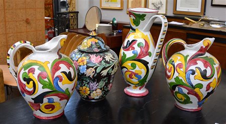 Manifattura di Gubbio Gruppo di quattro grandi vasi in ceramica decorati a...