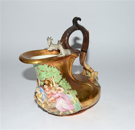 Manifattura italiana. Versatoio in porcellana decorato a fondo oro in rilievo...