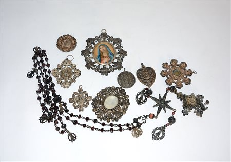 Lotto composto da nove oggetti in argento e filigrana díargento tra cui un...