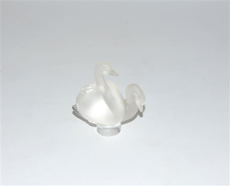 Manifattura di Lalique, Francia. Fermacarte in vetro raffigurante cigni (h....