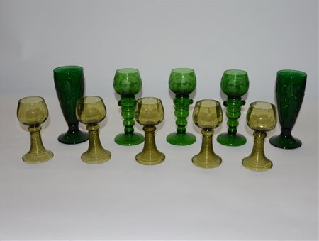 Lotto composto da dieci bicchieri in vetro verde di diversa fattura (difetti)