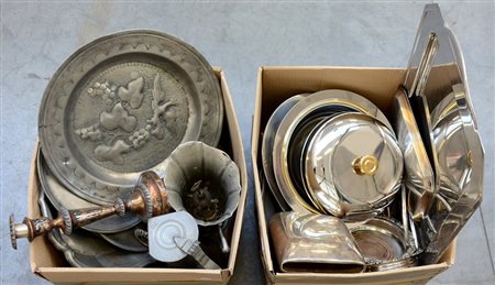 Due cartoni contenenti numerosi oggetti in peltro e metallo argentato, di...