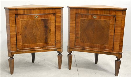 Coppia di angoliere lastronate in noce ad un'anta con piani e fronti...