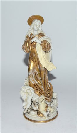 Gruppo in porcellana raffigurante Madonna con Cherubini decorato con dorature...