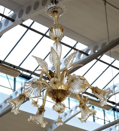 Manifattura di Murano. Lampadario in vetro pagliesco a sei fiamme decorato a...