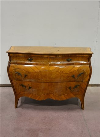 ComÚ di forma mossa lastronato in radica di noce a due cassetti in linea...