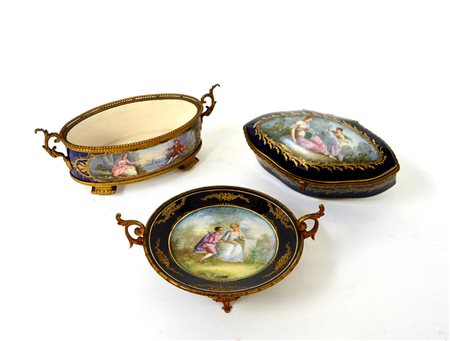 Manifattura francese. Lotto composto da una scatola, un centrotavola e...