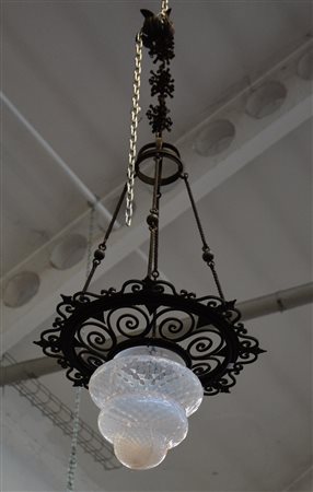 Manifattura sec. XX. Rizzarda (?) Lampadario in ferro battuto con coppa in...