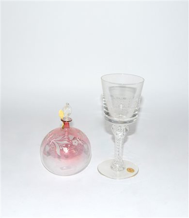 Lotto composto da un calice in vetro inciso e una bottiglia portaprofumo