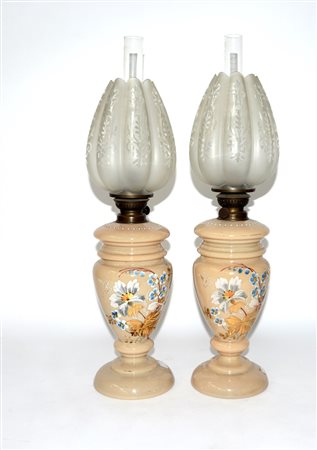 Coppia di lampade ad olio in opaline decorate a fiori