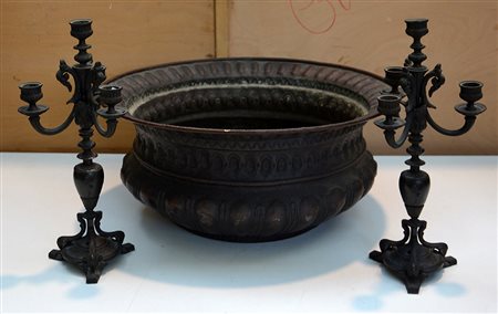 Lotto composto da una coppia di candelieri e un bacile in rame