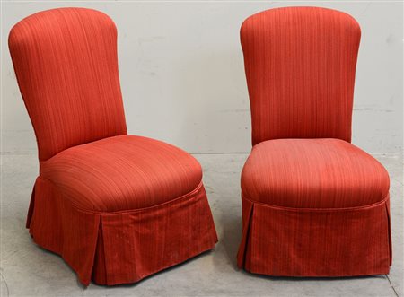 Poltroncina da camera rivestita con tessuto rosso. Sec. XIX