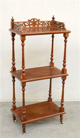 EtagËre a tre ripiani di cui quello superiore con ringhiera traforata....