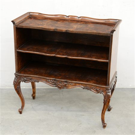 Piccola libreria lastronata con due ripiani a giorno. Gambe e fasce mosse ed...