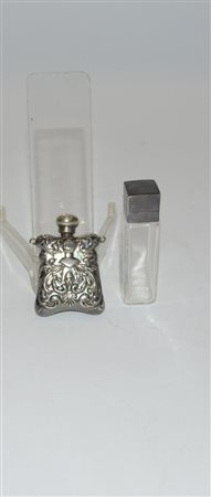 Lotto composto da due portaprofumi in argento, metallo argentato e vetro