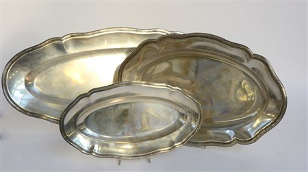 Gruppo di tre vassoi di forma ovale con bordura sagomata in stile impero...