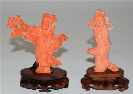 Lotto di due sculture in corallo raffiguranti figure femminili, basi in...