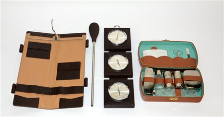 Una trousse da viaggio e due oggetti diversi in custodia (difetti)