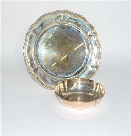 Lotto composto da un piatto ed uníalzata in argento (d max cm 32,5) (gr. 1000)