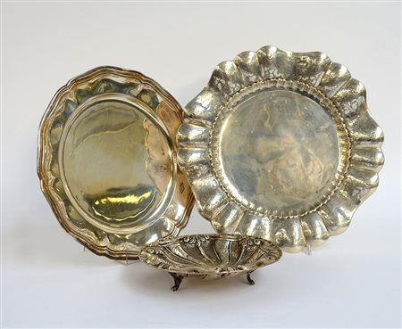 Lotto composto da un piatto, un vassoio e uníalzata in argento (d max cm 30)...