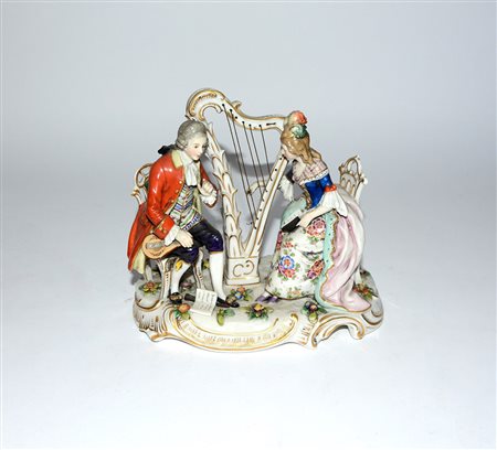 Gruppo in porcellana raffigurante suonatori d'arpa decorato in policromia (h....