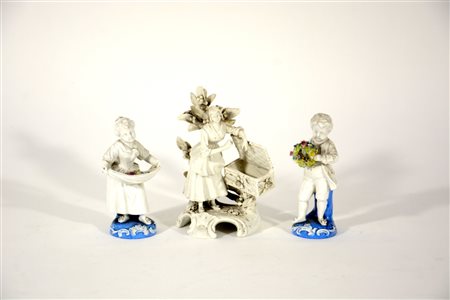 Lotto composto da tre gruppi in ceramica raffiguranti dame in un paesaggio e...