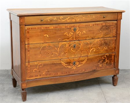 ComÚ a tre cassetti e mezzo con fronte, fianchi e piano intarsiati e...