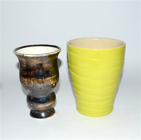 Lotto composto da due vasi in ceramica
