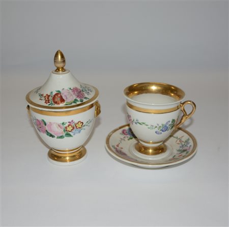 Lotto composto da una tazza con piattino del sec. XIX, una zuccheriera con...