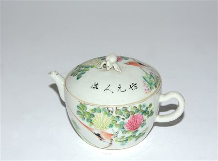 Cina, sec. XX. Piccola teiera in porcellana decorata in policromia a rami...