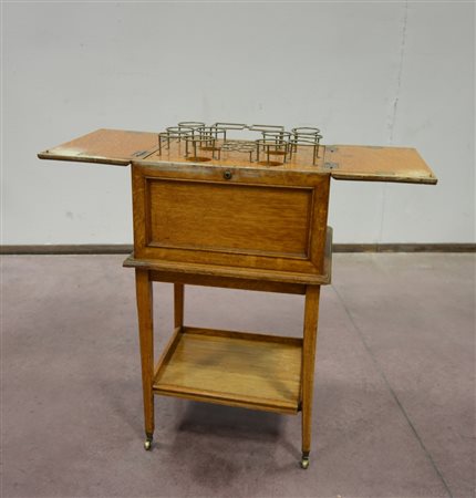 Mobile bar in rovere con piano apribile a due antine celante all'interno...