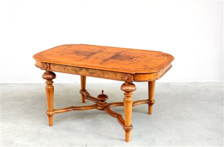 * Tavolo da salotto con piano di forma sagomata lastronato in radica gambe...