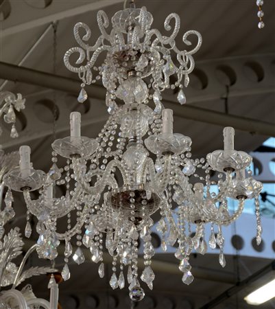 * Manifattura di Boemia. Lampadario in cristallo a otto luci, decorato con...