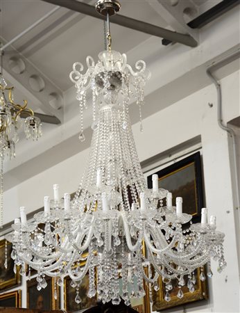 * Manifattura di Boemia. Grande lampadario in cristallo a ventitre luci su...