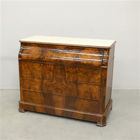 * ComÚ lastronato in noce a tre cassetti e anta ribaltabile celante vano e...