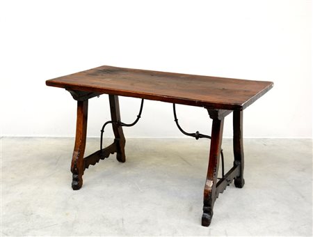 * Antico tavolo fratino con gambe a lira riunite da traverse in legno battuto...